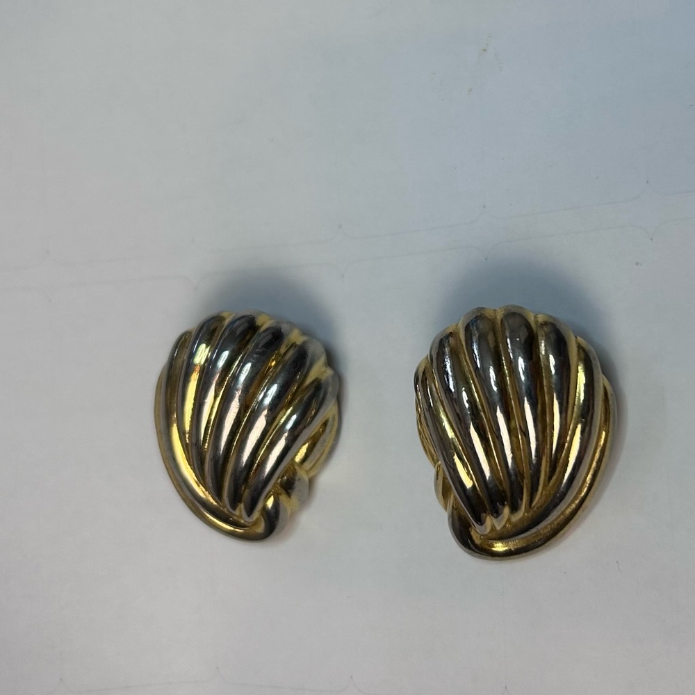 Vintage Gold-Tone Clip-On Earrings Ribbed Shell Design Costume Jewelry - Picture 2 of 6